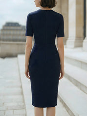 Elegantní midi šaty bodycon s perlovým výstřihem a knoflíkem