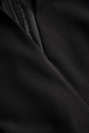Rafinované černé šaty s páskem a mandarinovým límečkem