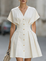 Minišaty s výstřihem do V a krátkým rukávem s řasením v pase a zlatými knoflíky