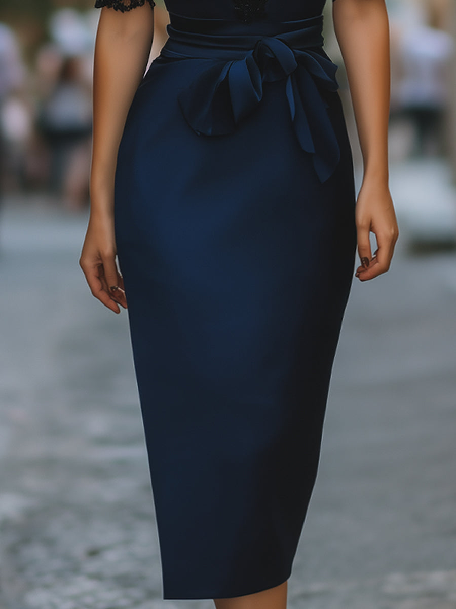 Elegantní midi šaty s krajkovým lemem a páskem